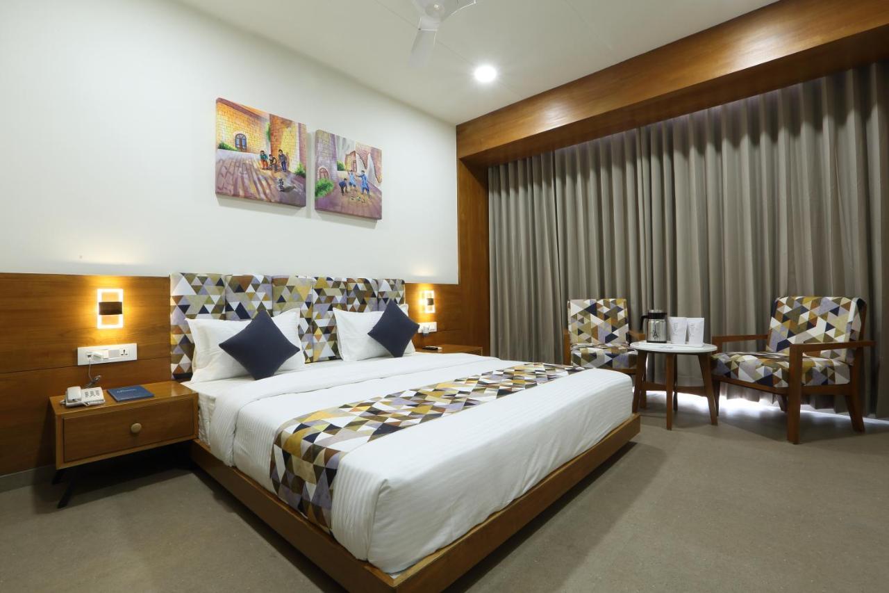 Hotel Flourish International Ахмедабад Экстерьер фото