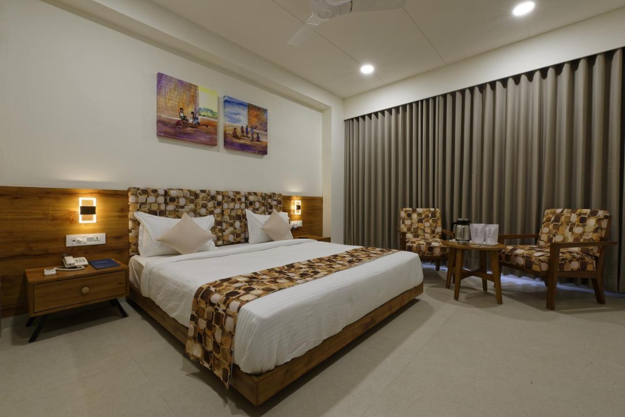 Hotel Flourish International Ахмедабад Экстерьер фото